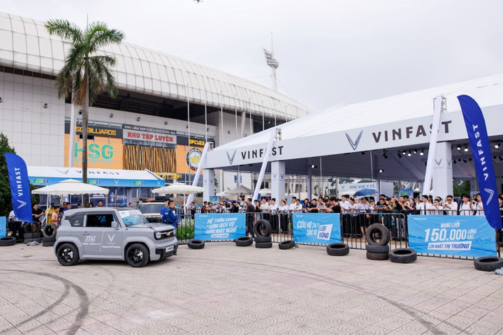 VinFast Limo Green khiến khách Việt mê mẩn tại sự kiện 'Thu xăng - Đổi điện' - 6