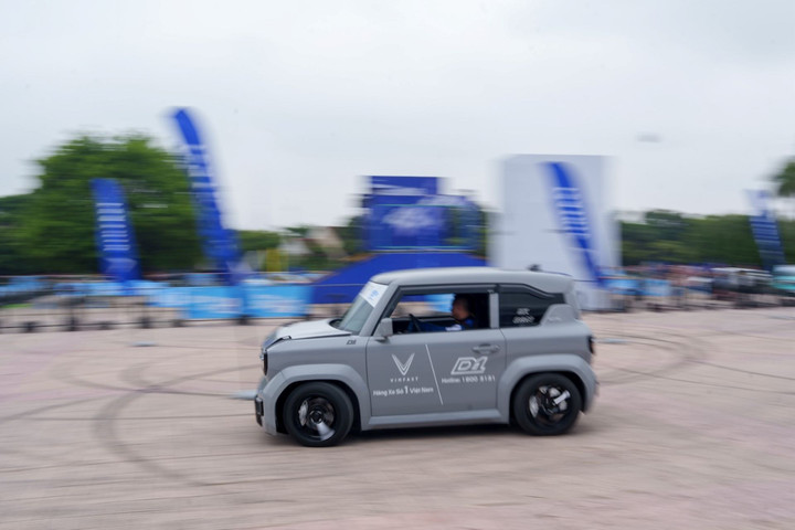 VinFast Limo Green khiến khách Việt mê mẩn tại sự kiện 'Thu xăng - Đổi điện' - 7