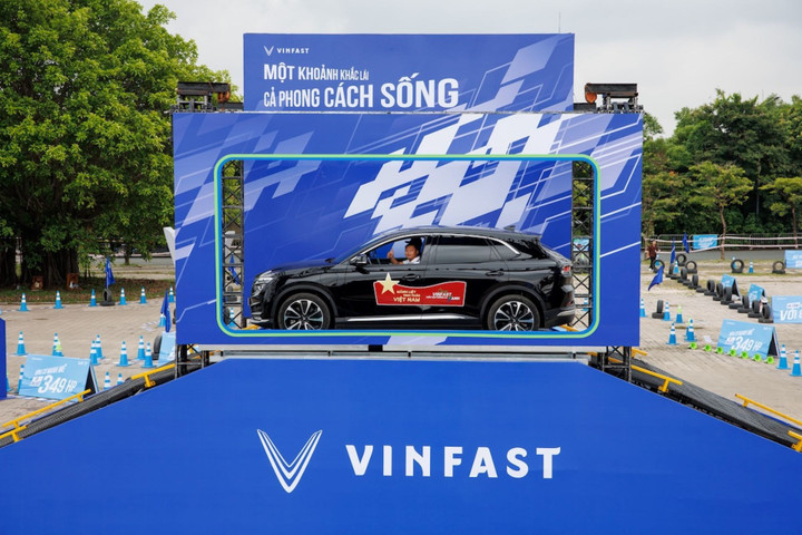 VinFast Limo Green khiến khách Việt mê mẩn tại sự kiện 'Thu xăng - Đổi điện' - 8