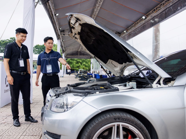 VinFast Limo Green khiến khách Việt mê mẩn tại sự kiện 'Thu xăng - Đổi điện' - 9