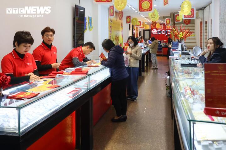 Chuyên gia khuyến cáo nhà đầu tư không nên đầu tư vàng trong ngắn hạn, càng không nên vay tiền để mua vàng. (Ảnh: Minh Đức).