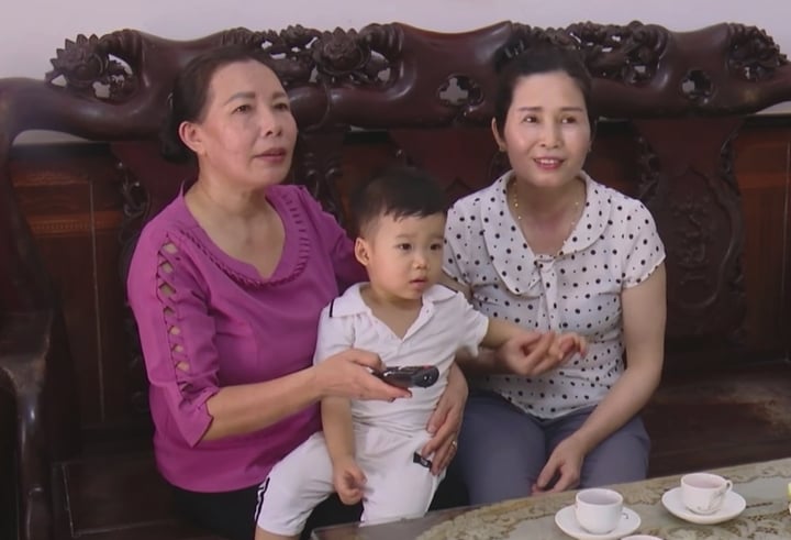 Chị Mai (áo hồng) hạnh phúc bên con trai sau 33 năm chờ đợi. (Ảnh: NVCC)