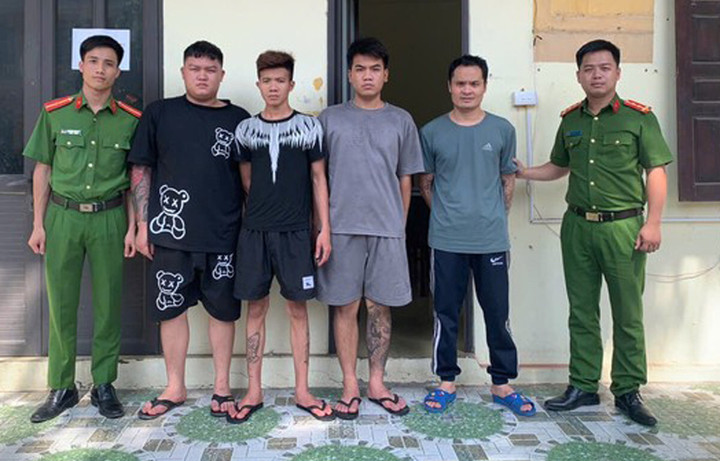 Nhóm đối tượng bị cơ quan công an bắt. (Ảnh: H.Q.)