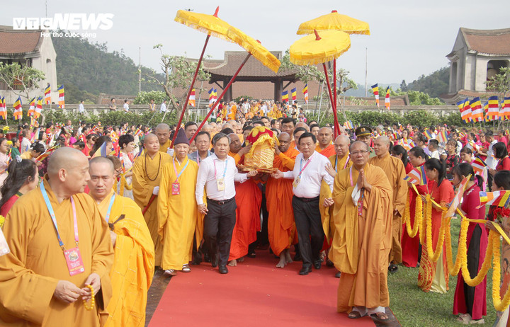 Nhân dịp Đại lễ Phật Đản Vesak Liên hợp quốc 2025 được tổ chức tại Việt Nam, ngày 25/5, Xá lợi Đức Phật Thích Ca Mâu Ni được cung rước về đến Cung Trúc Lâm Yên Tử (Quảng Ninh).