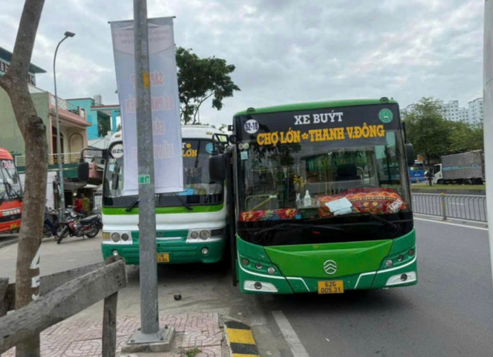 Hai xe buýt được cho là tranh giành khách ép nhau lao lên vỉa hè.