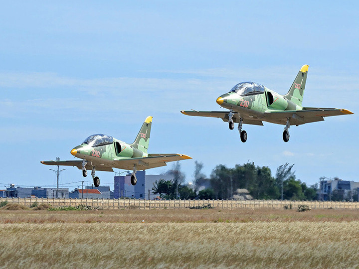Máy bay L-39NG luyện tập tại sân bay Tuy Hòa, sẵn sàng cho nhiệm vụ bay chào mừng kỷ niệm 80 năm Quốc khánh. (Ảnh: Quân chủng Phòng không - Không quân)