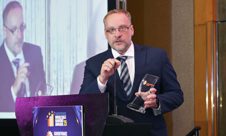 Ông Leos Gregor - Giám đốc Quản lý Rủi ro Home Credit Việt Nam - phát biểu khi nhận giải thưởng. (Ảnh: Home Credit)