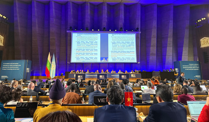 Giáo sư Nikolay Nenov (Bulgaria) gõ búa công nhận Quần thể di tích và danh thắng Yên Tử - Vĩnh Nghiêm - Côn Sơn, Kiếp Bạc là Di sản văn hóa thế giới.