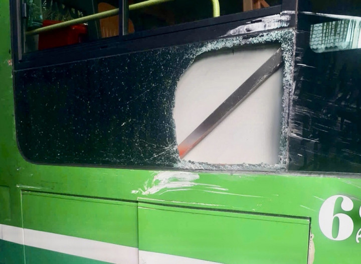 Một trong 2 xe buýt bị hư hỏng.