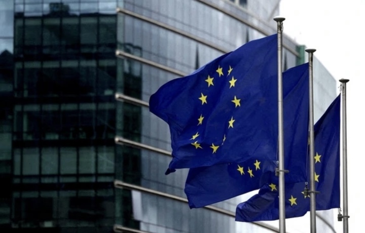 Cờ châu Âu bên ngoài trụ sở Ủy ban châu Âu tại Brussels (Bỉ). (Ảnh: Reuters)