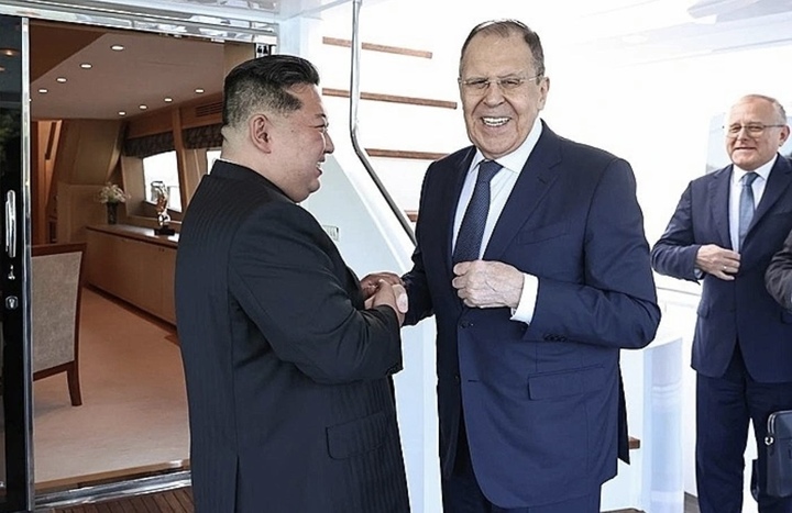 Chủ tịch Đảng Lao động Triều Tiên Kim Jong-un và Ngoại trưởng Nga Sergei Lavrov tại cuộc gặp ở Wonsan. (Ảnh: Bộ Ngoại giao Nga)
