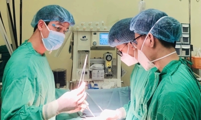Bác sĩ Hà Hải Nam và ê kíp đang phẫu thuật cho người bệnh ung thư. (Ảnh: BSCC)