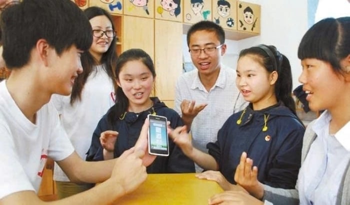 Trường học cần là không gian duy trì sự cân bằng - nơi trẻ được dạy cách làm chủ công nghệ thay vì bị công nghệ chi phối (ảnh Internet)