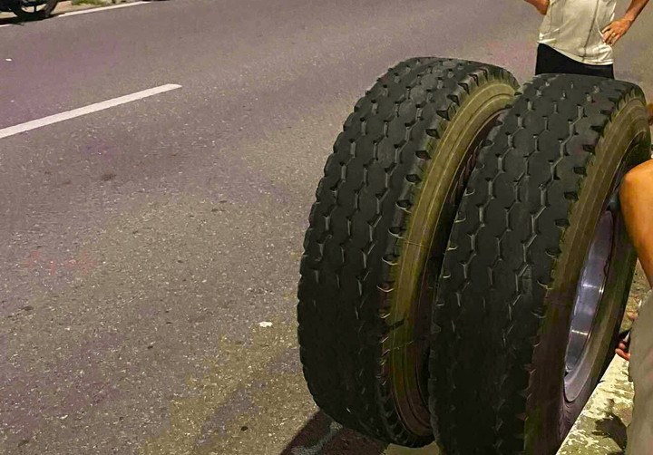 Hai bánh của ô tô tải tại hiện trường, bị rơi ra ngoài trong vụ tai nạn. (Ảnh: Người dân cung cấp)