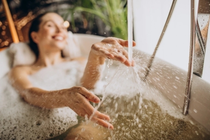 Tắm nước lạnh hay nước nóng vào mùa hè là thói quen của mỗi người. (Ảnh minh hoạ)