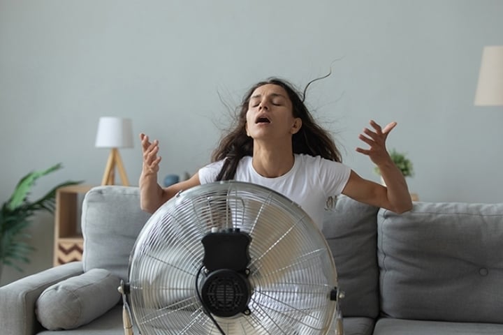 Nếu ngồi trước luồng gió lạnh mạnh, nhiều người có thể bị choáng, hoa mắt, thậm chí đột quỵ ngay tại chỗ. (Ảnh minh hoạ)