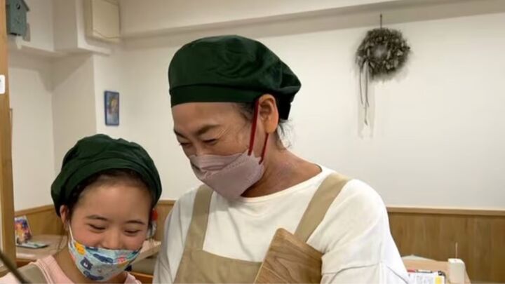 Dù mắc ung thư giai đoạn cuối, bà Inoue vẫn quyết tâm mở quán cà phê hỗ trợ người khuyết tật.