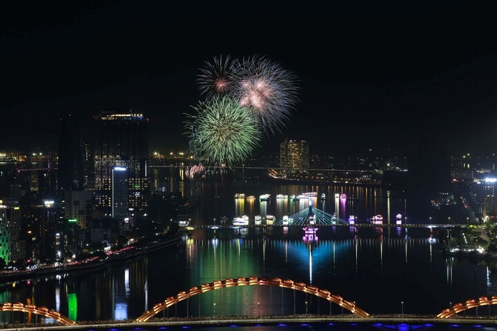 Đêm pháo hoa khép lại DIFF 2025: Nghệ thuật ánh sáng chở khát vọng hòa bình - 1