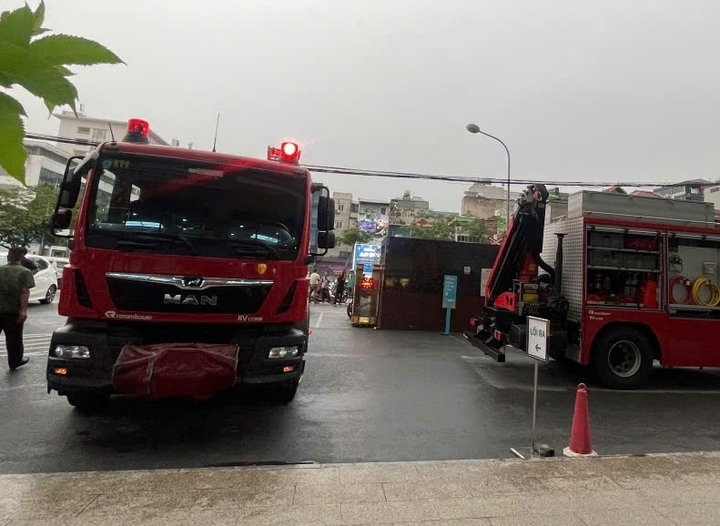 Lực lượng chức năng triển khai phương án tiếp cận, thuyết phục và đưa người phụ nữ xuống mặt đất.
