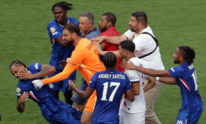 Joao Pedro ngã ra sân sau khi bị HLV Enrique đánh vào mặt.