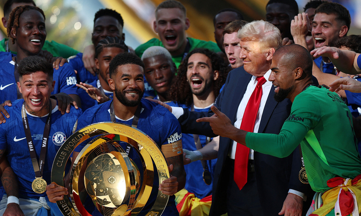 Tổng thống Trump khiến các cầu thủ Chelsea bối rối trong giây lát. Thủ môn Sanchez phải ra hiệu cho đồng đội nâng cúp.