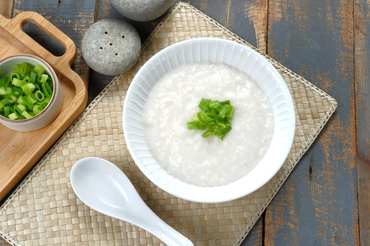 Anh lựa chọn những bữa ăn đơn giản nấu tại nhà để tiết kiệm tiền. (Ảnh: Shutterstock)