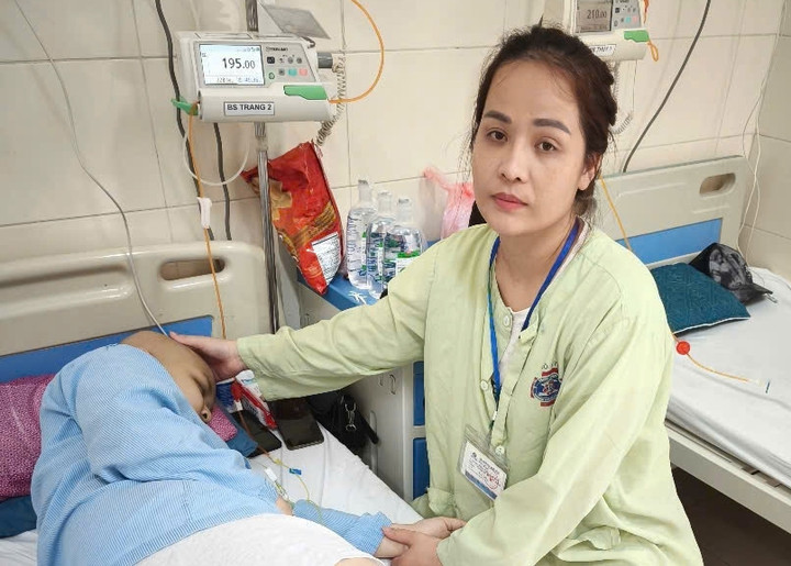 Chị Thuỷ túc trực bên giường bệnh của con gái.