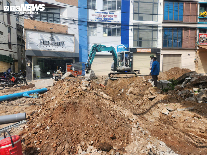 Theo quan sát, trên toàn tuyến máy móc đã được đơn vị thi công đưa vào vị trí, sẵn sàng thi công.