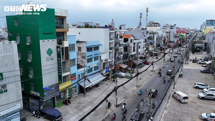 Tuyến Metro số 2 có 10 nhà ga, gồm 9 ga ngầm, một ga trên cao đi dọc theo đường Trường Chinh, Cách Mạng Tháng Tám, Phạm Hồng Thái và kết thúc tại ga ngầm Bến Thành.