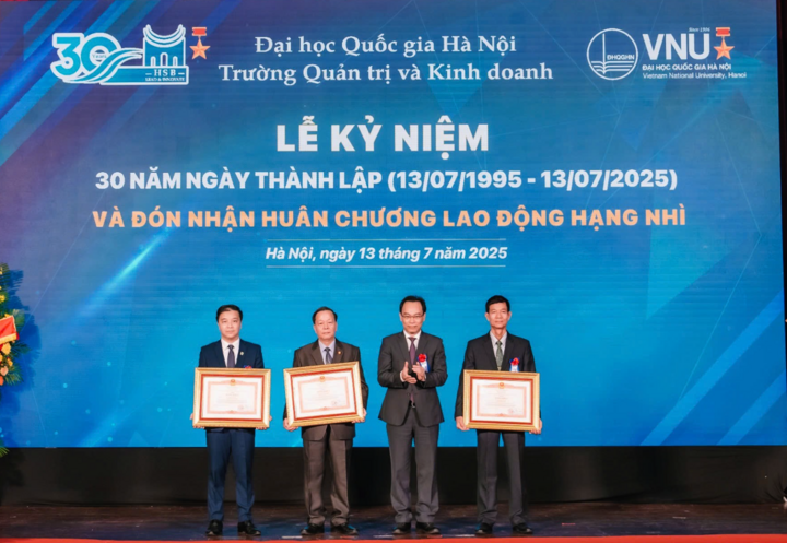 Thứ trưởng Bộ GD&ĐT Hoàng Minh Sơn (thứ 2 từ phải sang) trao bằng khen cho lãnh đạo trường.