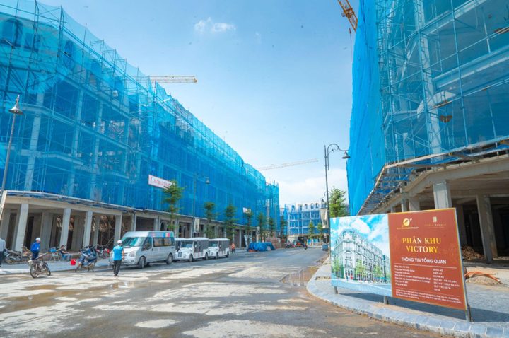 3 căn “Nhà phố Thủ đô” đầu tiên trên livestream NobleGo đều nằm trong phân khu Victory được bàn giao sớm nhất, sở hữu hai trục đường xuyên tâm mặt cắt 40 - 50m, cùng công viên 8,3ha, kết nối với đại công viên gần 100ha, phù hợp để phát triển kinh doanh gắn với công nghệ xanh và sức khỏe.