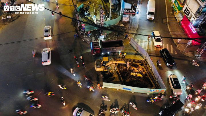 Hoàn tất giải phóng mặt bằng, tuyến Metro số 2 đang đẩy mạnh thi công di dời hạ tầng kỹ thuật tại 12 vị trí, đạt khoảng 60% khối lượng.