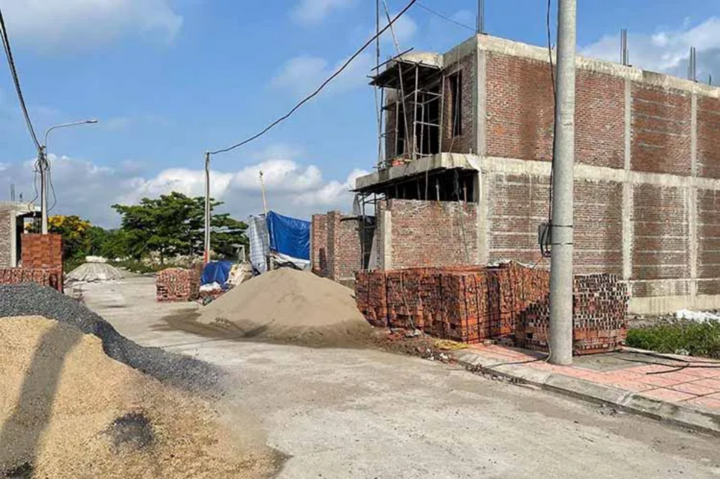 Chi phí xây dựng đội lên khiến nhiều người dân và doanh nghiệp lo lắng. (Ảnh minh họa)
