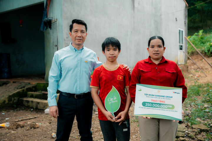 Ông Nguyễn Anh Tuân - Phó Tổng Giám đốc CTCP Kinh doanh BĐS Noble (thuộc hệ sinh thái Sunshine Group) trao 200 triệu đồng xây nhà và 50 triệu hỗ trợ học bổng cho gia đình em Trương Quốc Cường