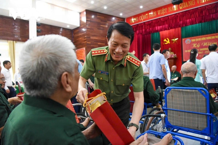 Đại tướng Lương Tam Quang trao quà tặng các thương bệnh binh.