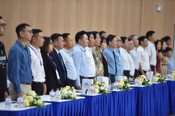 Các khách mời tham dự buổi lễ thực hiện chào cờ.