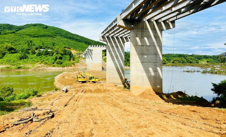 In November 2021, the People's Committee of Quang Nam province (old) approved the investment project to build Tan Binh bridge and National Highway 14E bypass through Tan Binh town, Hiep Duc district (now Hiep Duc commune, Da Nang city). The project's goal is to gradually complete the local traffic infrastructure system and relocate and rearrange the population in Tan Binh town, contributing to promoting local socio-economic development.