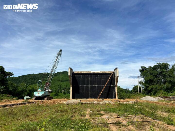 In March 2025, at the inspection of the Tan Binh Bridge project and the National Highway 14E bypass through Tan Binh town, Mr. Le Van Dung - Chairman of the People's Committee of Quang Nam province (old) - requested the contractor to mobilize maximum human resources and machinery and focus on monitoring, urging, and closely checking the construction progress of the project according to the contractor's commitment (including ensuring the closing and technical opening of Tan Binh Bridge before June 30, 2025); in case the contractor does not comply with the commitment, slowing down the project progress, promptly report to the competent authority for consideration and handling.