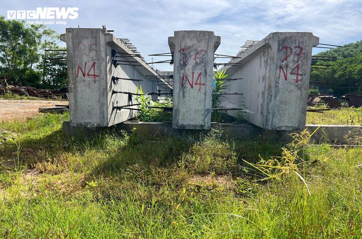 The contractor is currently focusing on completing the beam installation. However, the fact that the T4 pillar cannot be constructed has affected the progress.