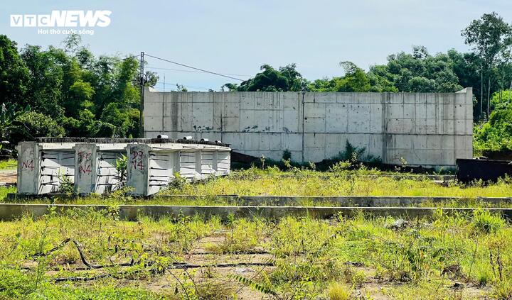 However, by mid-July 2025 - past the technical opening date - the bridge under the 280 billion VND project is still unfinished, with local people waiting impatiently.