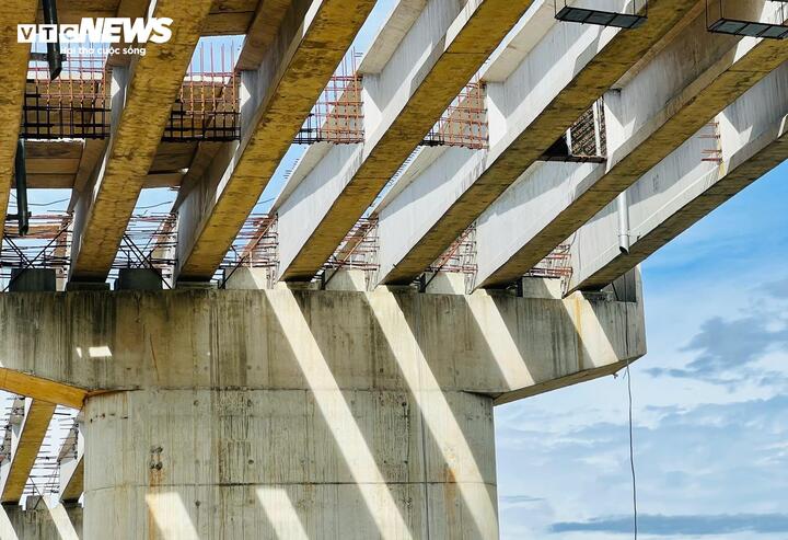 Up to now, the contractor has completed 2 bridge abutments, 7/8 bridge piers; 16/17 horizontal drainage culverts; weathering excavation and clearance of the route corridor of about 3.3/3.41km...