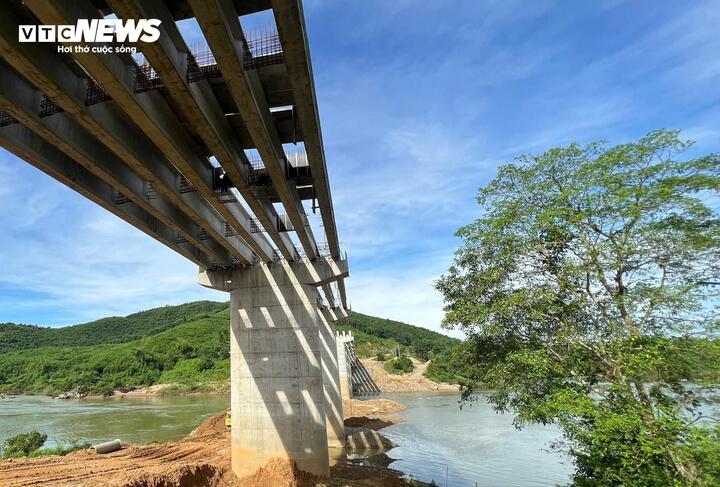 In the coming time, the contractor will continue to complete the T4 pillar. Regarding the access road, there is basically enough land to carry out the construction. However, there are still 2 households waiting for resettlement arrangements.