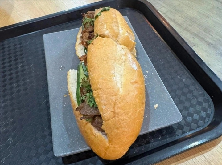 Chiếc bánh mì tại sân bay Nội Bài có giá 208.000 đồng mà một hành khách đã mua. (Ảnh: Dân Trí).