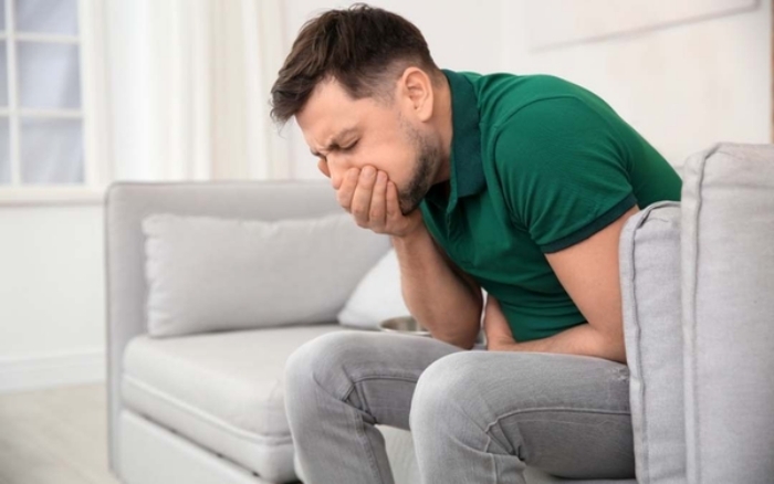 Nhiều người sau khi uống rượu cố tình móc họng để nôn với hy vọng tống bớt cồn ra khỏi cơ thể. (Ảnh minh hoạ)