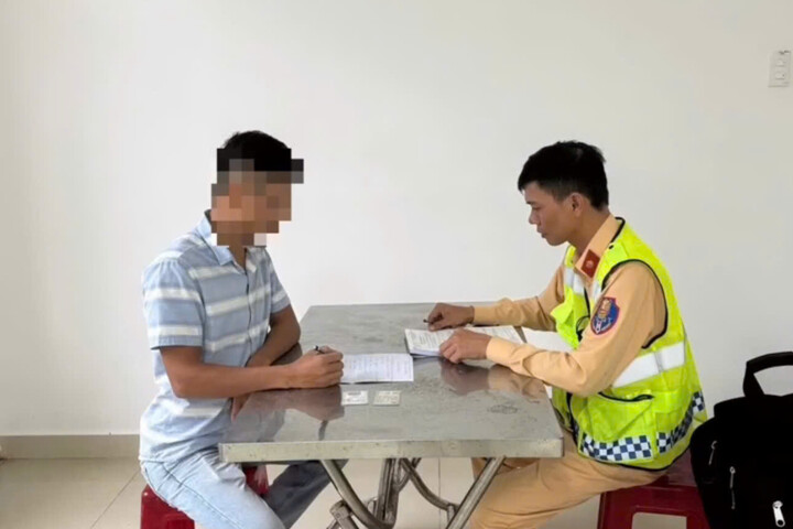 Lực lượng CSGT lập biên bản vi phạm đối với tài xế. (Ảnh: A.X)