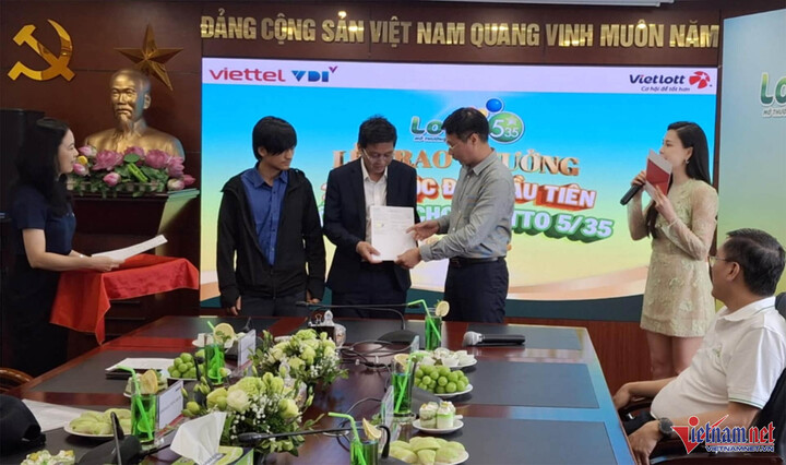 អតិថិជនពីរនាក់បានទទួលរង្វាន់។