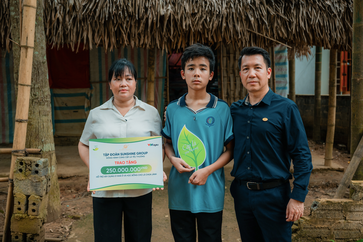 Ông Nguyễn Anh Tuân trao 200 triệu đồng xây nhà và 50 triệu hỗ trợ học bổng cho gia đình em Bùi Ngọc Kỳ