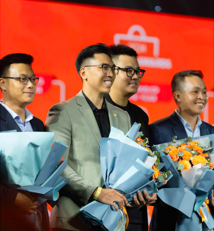 Hai nhà sáng lập: CEO Tô Tuấn Tài (Thứ 2 bên phải) và Co-founder Nguyễn Đức Phát (Thứ 2 bên trái). (Ảnh: Internet).
