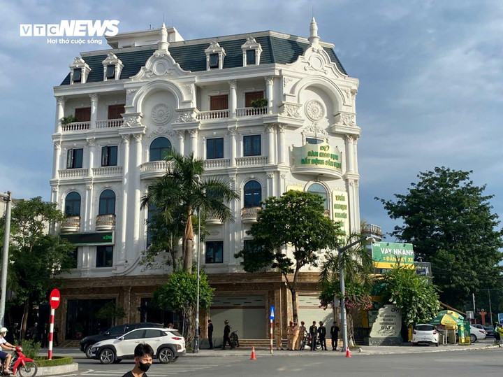 Rất đông cán bộ công an có mặt tại căn biệt thự 5 tầng ở nút giao đường Quang Trung - đại lộ Võ Nguyên Giáp (phường Hạc Thành, tỉnh Thanh Hoá).