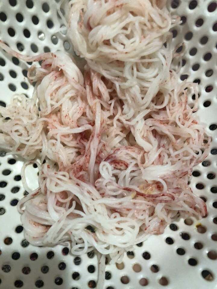 Bún chuyển sang màu đỏ sau vài giờ mua ở chợ. (Ảnh: Đ.N)